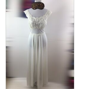 Vanity Fair White vintage 1950’s lace trim nightgown 34